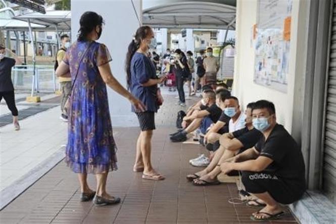 Israel ca nhiễm tăng kỷ lục; Anh ca tử vong mới cao nhất 5 tháng Người dân xếp hàng chờ tiêm vaccine phòng COVID-19 tại Singapore ngày 24-6-2021. Ảnh: Kyodo/TTXVN