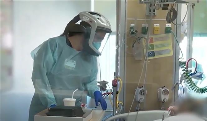 Israel ca nhiễm tăng kỷ lục; Anh ca tử vong mới cao nhất 5 tháng Nhân viên y tế điều trị cho bệnh nhân COVID-19 tại bệnh viện ở Arkansas, Mỹ ngày 2-8-2021. Ảnh: KATV/TTXVN
