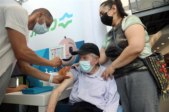 Israel ca nhiễm tăng kỷ lục; Anh ca tử vong mới cao nhất 5 tháng Nhân viên y tế tiêm vaccine phòng COVID-19 cho người dân tại Tel Aviv, Israel, ngày 6-8-2021. Ảnh: THX/ TTXVN