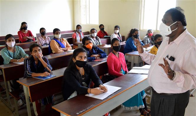 Israel ca nhiễm tăng kỷ lục; Anh ca tử vong mới cao nhất 5 tháng Sinh viên đeo khẩu trang phòng dịch COVID-19 tại trường học ở Bangalore, Ấn Độ, ngày 26-7-2021. Ảnh: THX/TTXVN