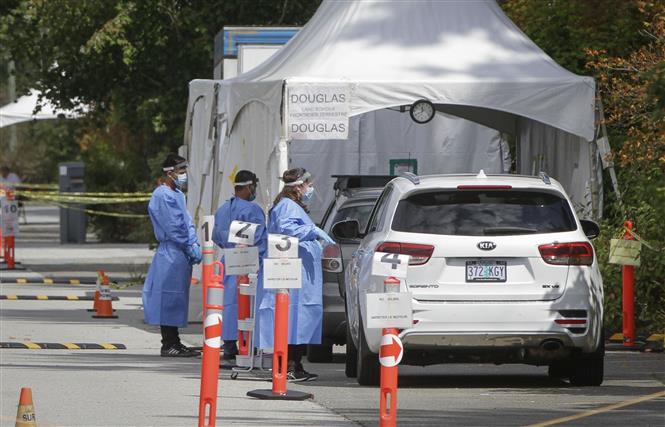 Israel ca nhiễm tăng kỷ lục; Anh ca tử vong mới cao nhất 5 tháng Nhân viên y tế lấy mẫu xét nghiệm COVID-19 cho người dân tại cửa khẩu Peace Arch, khu vực biên giới Mỹ-Canada ở Surrey, British Columbia (Canada), ngày 9-8-2021. Ảnh: THX/TTXVN