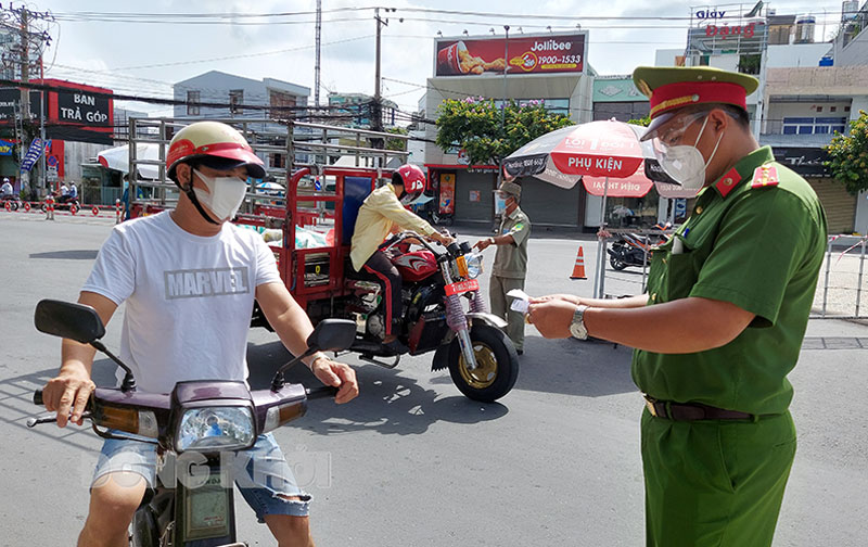 Tăng cường kiểm soát tại các chốt kiểm soát dịch Covid-19.