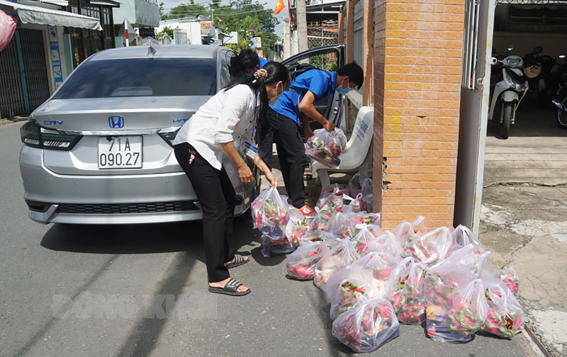 Vận động nguồn lực trao quà cho người dân khó khăn trên địa bàn.