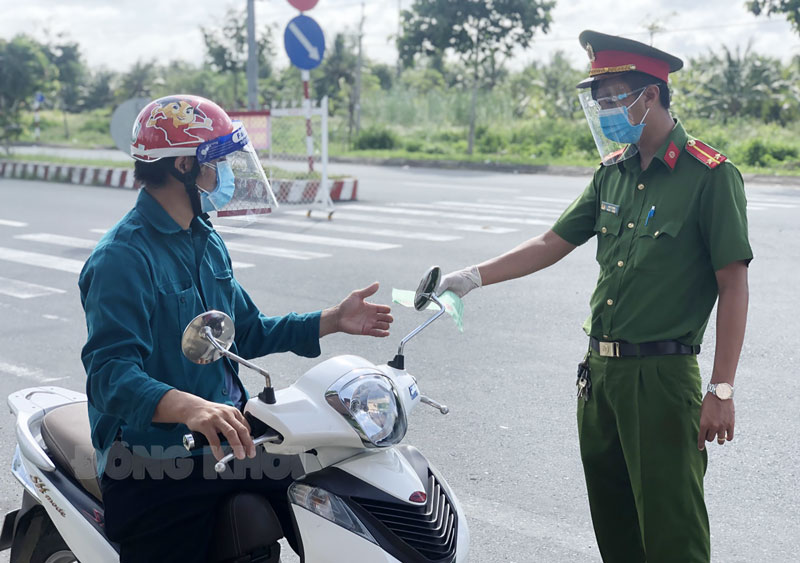 Công an TP. Bến Tre thực hiện chủ trương “Sáu không” Lực lượng Công an TP. Bến Tre thực hiện nhiệm vụ tại chốt kiểm soát đường Huỳnh Tấn Phát, xã Phú Hưng. Ảnh: Thái Bình