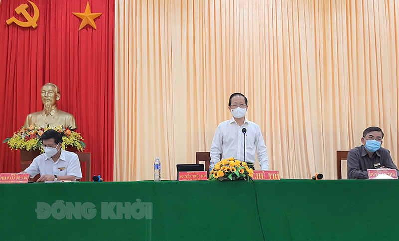 Thạnh Phú, Bình Đại họp Ban Chỉ đạo phòng, chống dịch Covid-19 Phó chủ tịch Thường trực UBND tỉnh, Trưởng ban Chỉ huy phòng, chống dịch Covid-19 trên địa bàn huyện Thạnh Phú Nguyễn Trúc Sơn phát biểu tại cuộc họp. Ảnh: Văn Minh