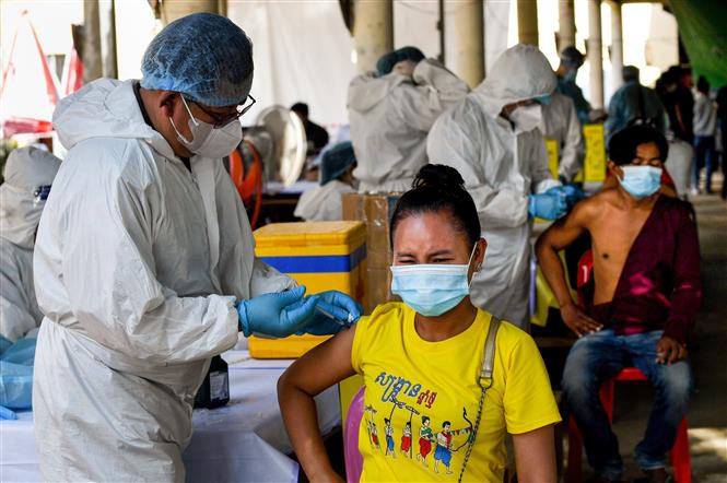 Tiêm vaccine ngừa COVID-19 tại Phnom Penh, Campuchia. Ảnh: AFP/TTXVN