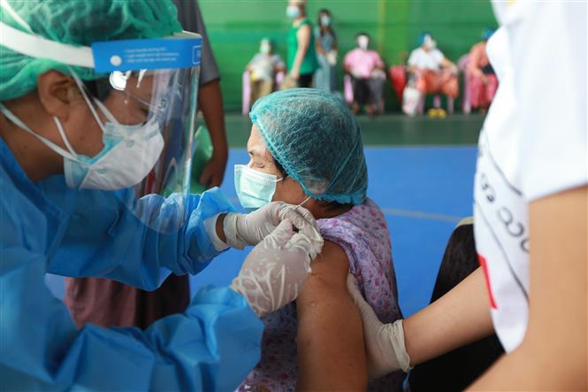 Nhân viên y tế tiêm vaccine phòng COVID-19 cho người dân tại Yangon, Myanmar, ngày 3-8-2021. Ảnh: THX/ TTXVN