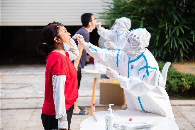 Nhân viên y tế lấy mẫu xét nghiệm COVID-19 cho người dân tại tỉnh Hồ Nam, Trung Quốc, ngày 10-8-2021. Ảnh: THX/TTXVN