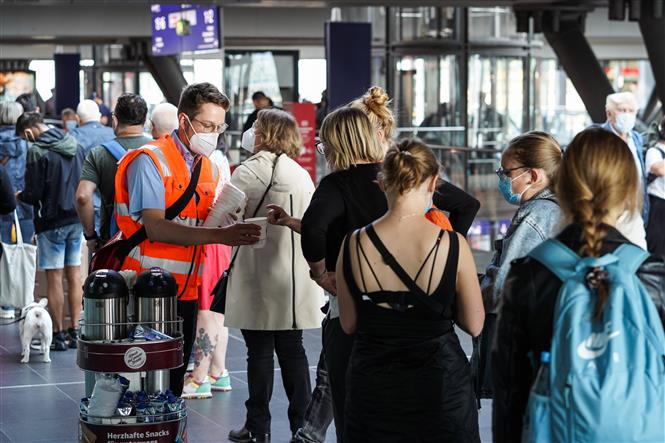 Hành khách chờ đợi thông tin về các chuyến tàu tại nhà ga trung tâm Berlin, Đức khi các lái tàu tiến hành đình công, ngày 11-8-2021. Ảnh: THX/TTXVN