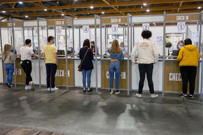 Người dân đăng ký tiêm vaccine ngừa COVID-19 tại trung tâm tiêm chủng ở Brussels, Bỉ, ngày 26-6-2021. Ảnh: AFP/TTXVN