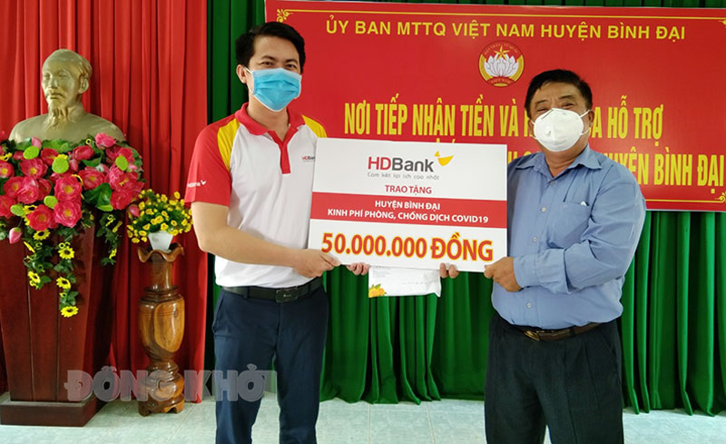 Đại diện HDBank trao số tiền hỗ trợ cho huyện Bình Đại. Ảnh: Minh Nhân
