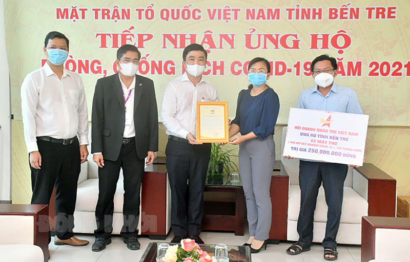 Trao tiền hỗ trợ của Hội Doanh nhân trẻ Việt Nam. Ảnh: Hoàng Lam