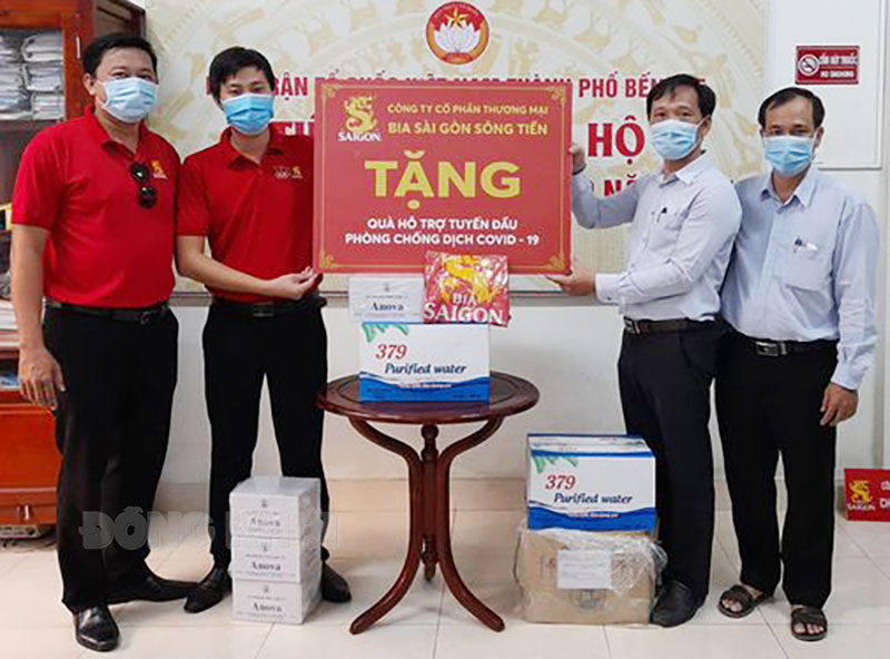 Đại diện đơn vị tài trợ trao quà hỗ trợ cho MTTQ TP. Bến Tre. Ảnh: Hồng Quốc