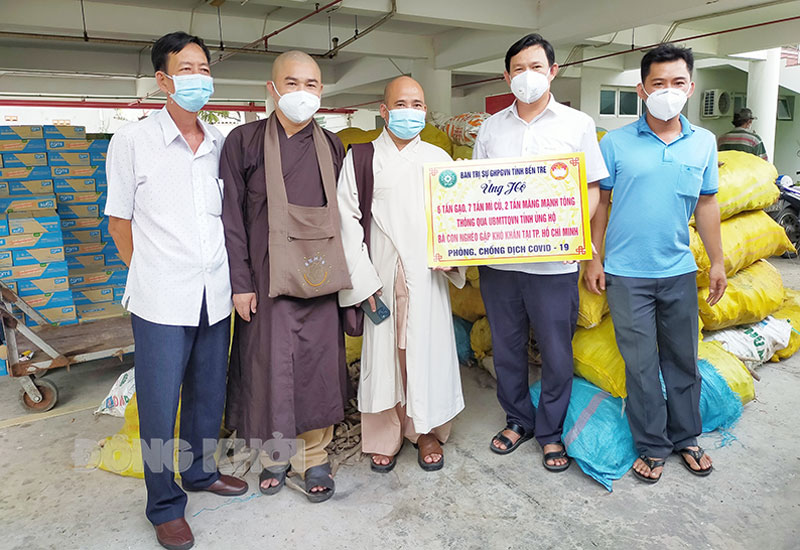 Trao bảng tượng trưng hàng hóa hỗ trợ. Ảnh: Nguyễn Linh