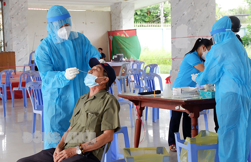 Lực lượng làm nhiệm vụ test nhanh tầm soát Covid-19. Ảnh: N. Thạch