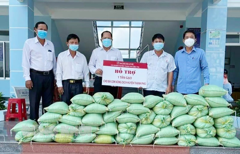 Agribank Thạnh Phú tặng 1 tấn gạo cho bà con huyện Thạnh Phú. Ảnh: Agribank Thạnh Phú