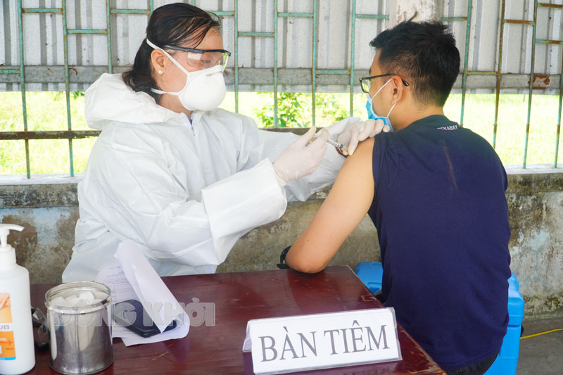 Đến 18 giờ, ngày 11-8-2021, tỉnh có 1.224 ca mắc Covid-19 Công nhân khu công nghiệp An Hiệp (Châu Thành) tiêm vắc-xin phòng Covid-19.