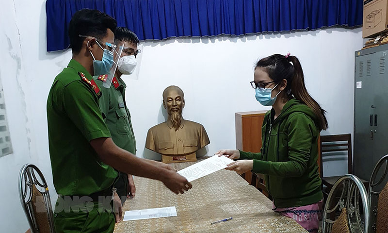 Trao quyết định xử phạt vi phạm hành chính đương sự T. L. L. N.