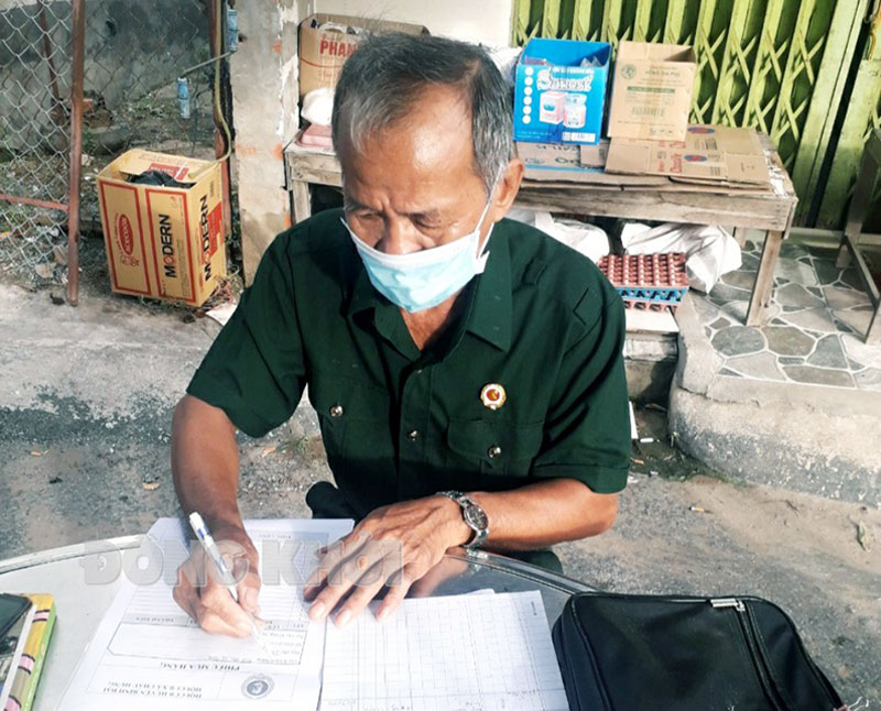 Cựu chiến binh xã Châu Hưng đi chợ thay dân Hội viên Cựu chiến binh thống kê số lượng, ghi chép phiếu mua hàng của người dân. Ảnh: Hữu Đạt