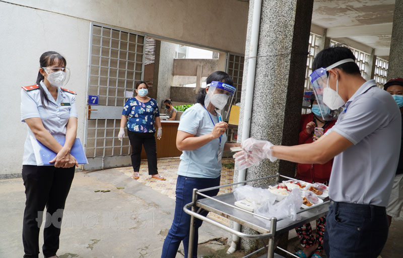 Đoàn kiểm tra, cân đo dinh dưỡng suất ăn chiều của bệnh nhân.