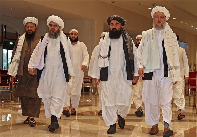 Trưởng phái đoàn Taliban Abdul Salam Hanafi (phải) tới dự vòng đàm phán quốc tế về Afghanistan tại Doha, Qatar, ngày 12-8-2021. Ảnh: AFP/ TTXVN