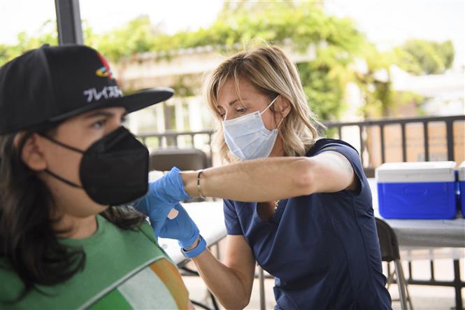 Thế giới 4,3 triệu người tử vong; Mỹ trên 115.000 ca dương tính mỗi ngày Tiêm vaccine ngừa COVID-19 tại Long Beach, bang California, Mỹ, ngày 11-8-2021. Ảnh: AFP/TTXVN