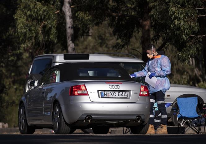 Thế giới 4,3 triệu người tử vong; Mỹ trên 115.000 ca dương tính mỗi ngày Nhân viên y tế lấy mẫu xét nghiệm COVID-19 cho người dân tại Sydney, Australia, ngày 4-8-2021. Ảnh: THX/ TTXVN