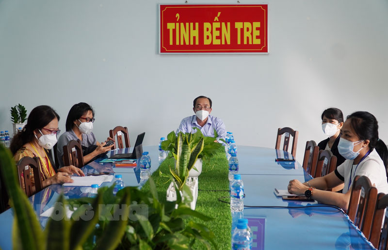 Tập huấn quản lý, điều trị và chăm sóc người nhiễm SARS-CoV-2 Phó giám đốc Sở Y tế Phạm Quốc Tuấn tham dự tại điểm cầu tỉnh.