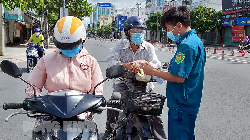 Kiểm soát chặt các trường hợp ra vào chốt kiểm soát dịch Covid-19.