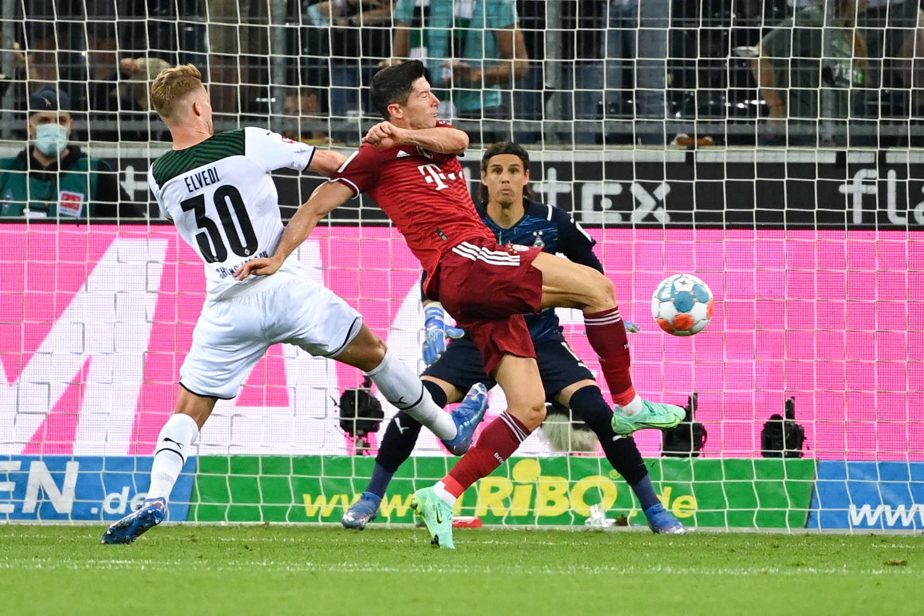 Lewandowski giúp Bayern có trận hòa 1-1 trước Gladbach