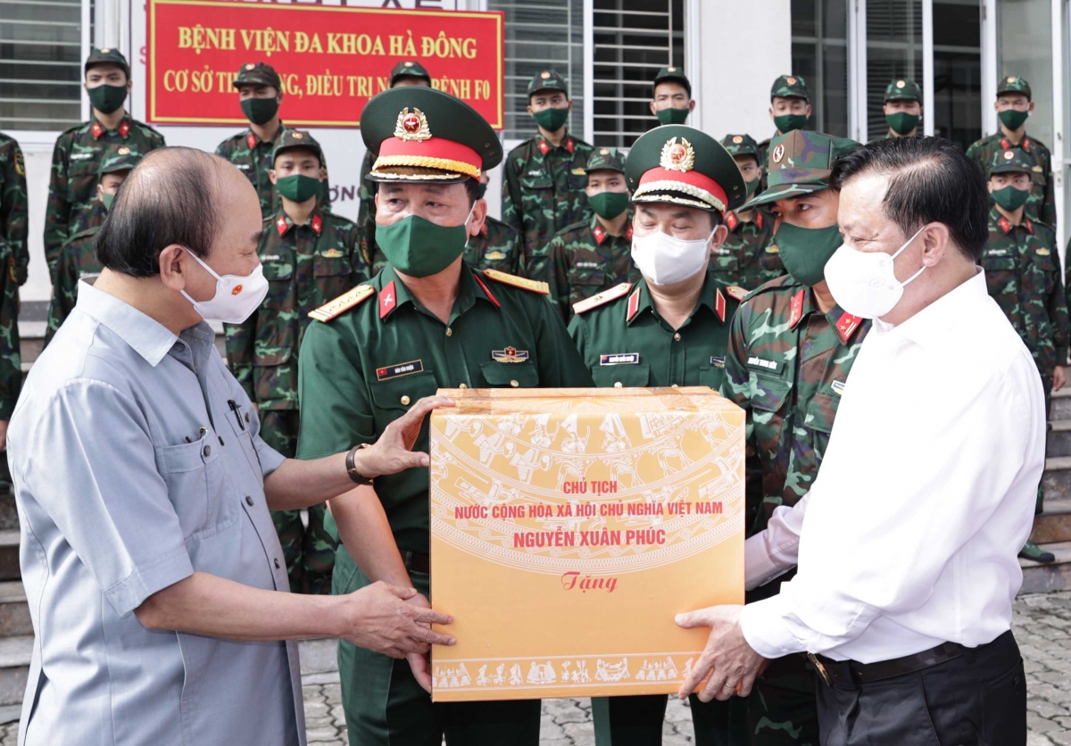 Chủ tịch nước động viên lực lượng tuyến đầu và nhân dân Thủ đô phòng, chống dịch COVID-19 Chủ tịch nước tặng quà cho các cán bộ, chiến sĩ Bộ Tư lệnh Thủ đô.
