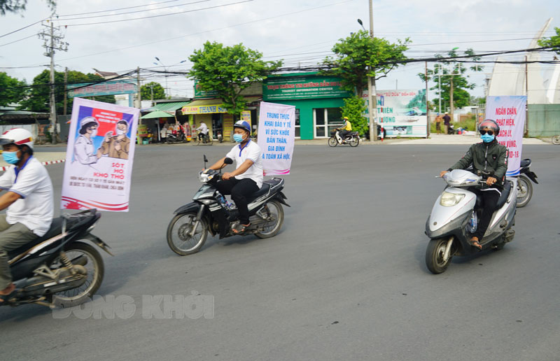 Tổ chức thông tin tuyên truyền phòng, chống dịch Covid-19 trong tình hình hiện nay Các đơn vị trực thuộc Sở Văn hóa, Thể thao và Du lịch tổ chức tuyên truyền lưu động tại nhiều địa phương trong tỉnh.