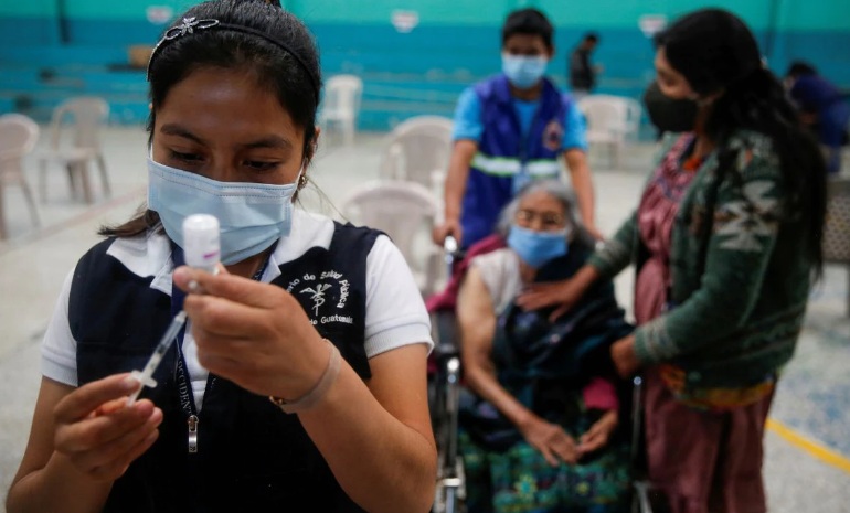 Chuẩn bị tiêm vaccine COVID-19 cho người dân ở San Pedro Sacatepequez, Guatemala. Ảnh: Reuters