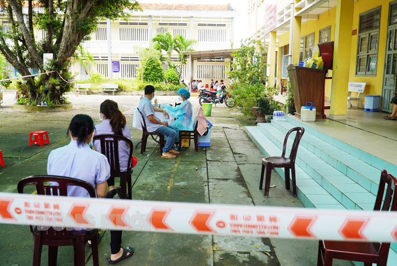 Đến 18 giờ ngày 14-8-2021, tỉnh có 1.302ca mắc Covid-19 Công nhân tiêm vắc-xin Covid-19 tại điểm tiêm Trường Tiểu học Nguyễn Hữu Trí (TP. Bến Tre).