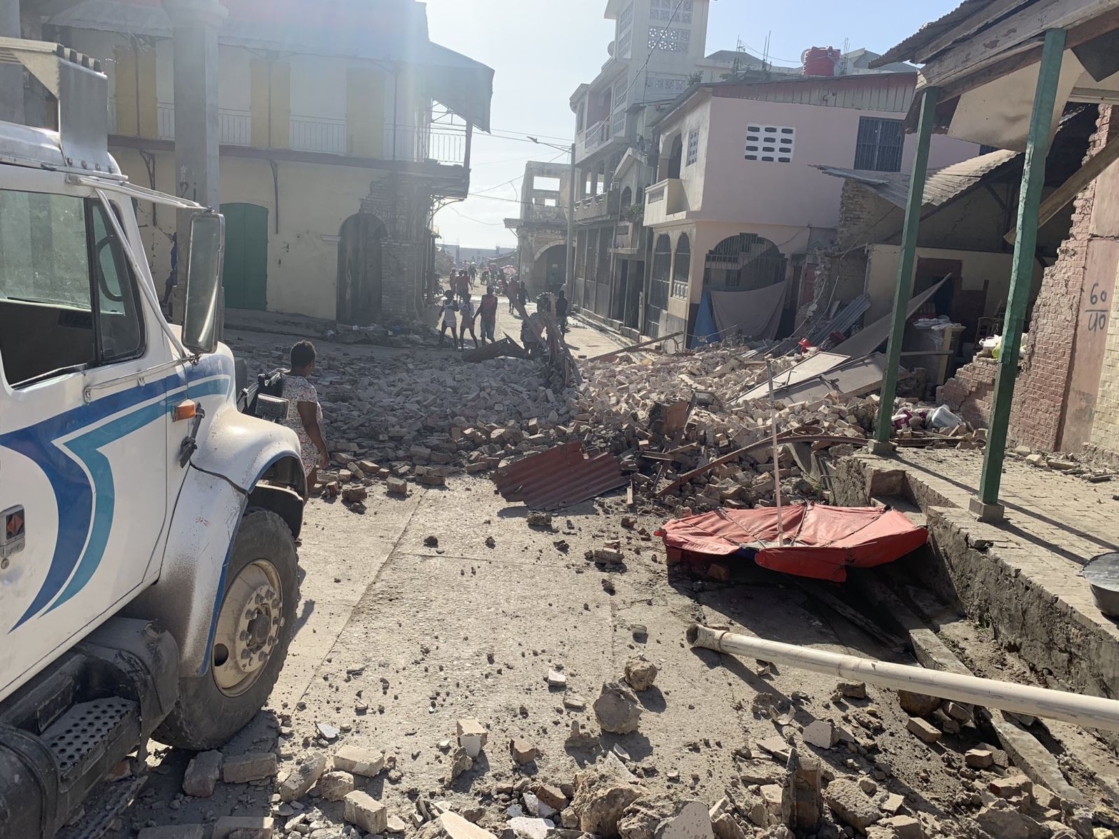 Nhà cửa đổ sập sau trận động đất độ lớn 7,2 ngày 14-8-2021 ở Haiti. Ảnh: Miami Hera
