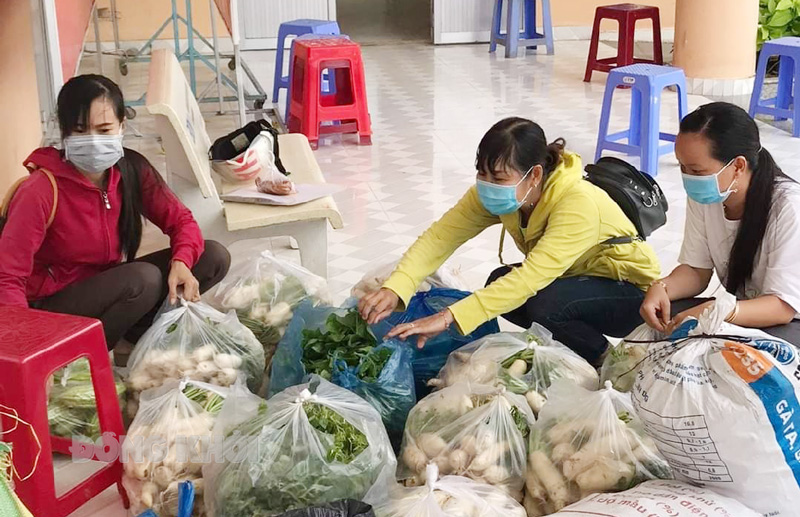 Hội phụ nữ Phú Phụng, huyện Chợ Lách trao quà cho bà con vùng phong tỏa. Ảnh: Hữu Hiệp.