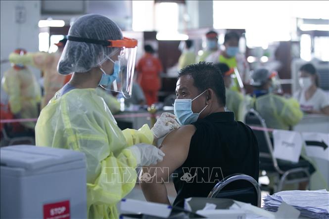 Nhân viên y tế tiêm vaccine COVID-19 cho người dân tại Viêng Chăn, Lào. Ảnh: THX/TTXVN