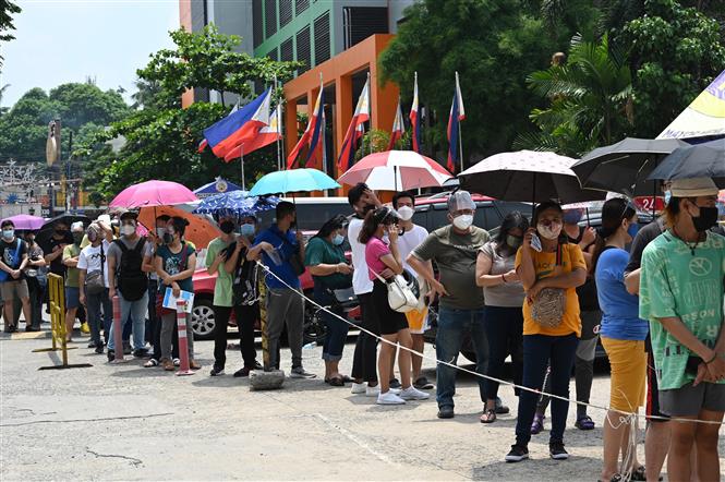 Người dân xếp hàng chờ tiêm vaccine ngừa COVID-19 tại Mandaluyong, ngoại ô Manila, Philippines. Ảnh: AFP/TTXVN
