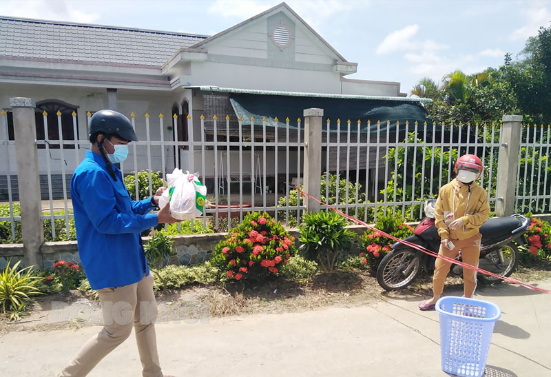 Đoàn viên, thanh niên xã Tân Thiềng hỗ trợ chuyển thực phẩm cho người dân khu vực phong tỏa. Ảnh: Xã Đoàn