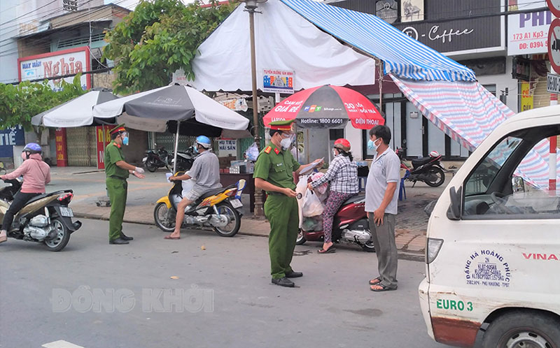 Kiểm soát phòng chống dịch Covid-19 tại chốt cửa ngõ TP. Bến Tre. Ảnh: H. Đức