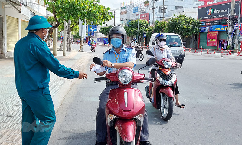 Lực lượng kiểm soát chặt các trường hợp ra vào chốt kiểm soát dịch Covid-19. Lực lượng kiểm soát chặt các trường hợp ra vào chốt kiểm soát dịch Covid-19.