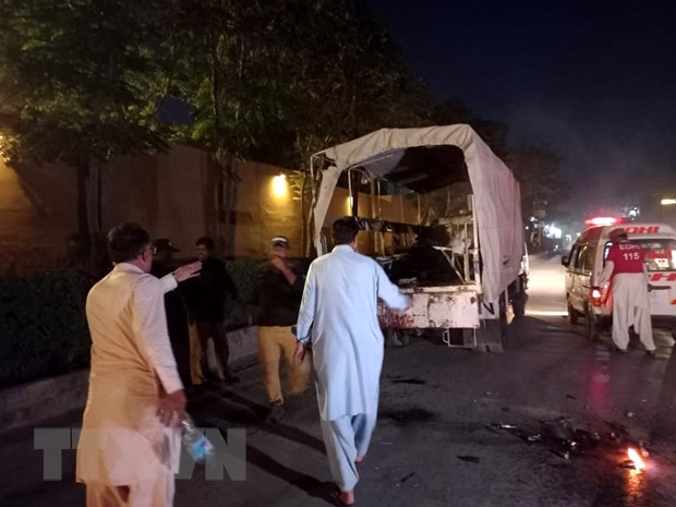 Tấn công lựu đạn ở miền Nam Pakistan, ít nhất 20 người thương vong Lực lượng an ninh Pakistan điều tra tại hiện trường một vụ nổ ở Quetta, Pakistan, ngày 8-8-2021. Ảnh: THX/TTXVN