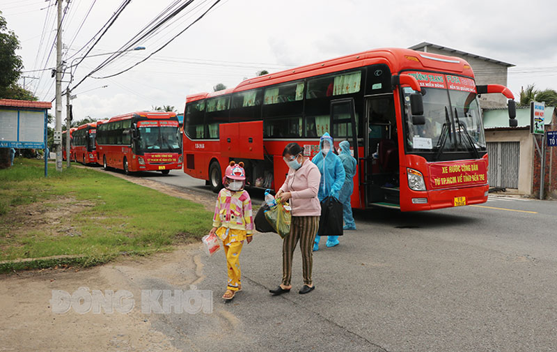  Người dân Giồng Trôm về quê sau nhiều tháng mong ngóng.