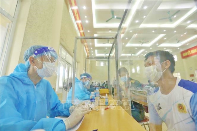 Ngày 16-8-2021, Việt Nam có 8.652 ca mắc mới COVID-19, TP Hồ Chí Minh giảm 1.175 ca Khu vực khám sàng lọc tiêm vaccine phòng COVID-19 được trang bị vách ngăn, nhằm tạo khoảng cách, tránh giọt bắn, đảm bảo an toàn tiêm chủng. Ảnh: Minh Quyết/TTXVN