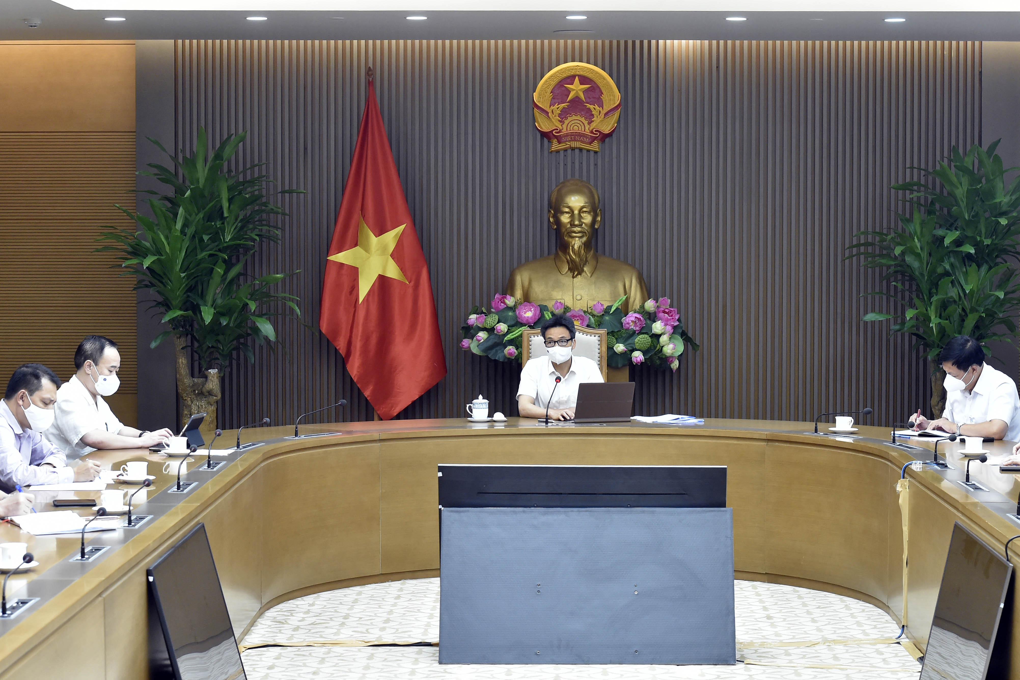 Đón người từ vùng dịch cần ưu tiên phụ nữ mang thai, đang nuôi con nhỏ Phó thủ tướng Vũ Đức Đam, Trưởng Ban Chỉ đạo quốc gia phòng, chống dịch COVID-19 chủ trì cuộc họp Thường trực Ban Chỉ đạo, chiều 16-8-2021. Ảnh: VGP/Đình Nam