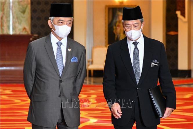 Thủ tướng Malaysia Muhyiddin Yassin (phải) trong cuộc gặp với Nhà vua Malaysia Abdullah Sultan Ahmad Shah (trái) tại Kuala Lumpur, ngày 28-10-2020. Ảnh tư liệu: AFP/TTXVN