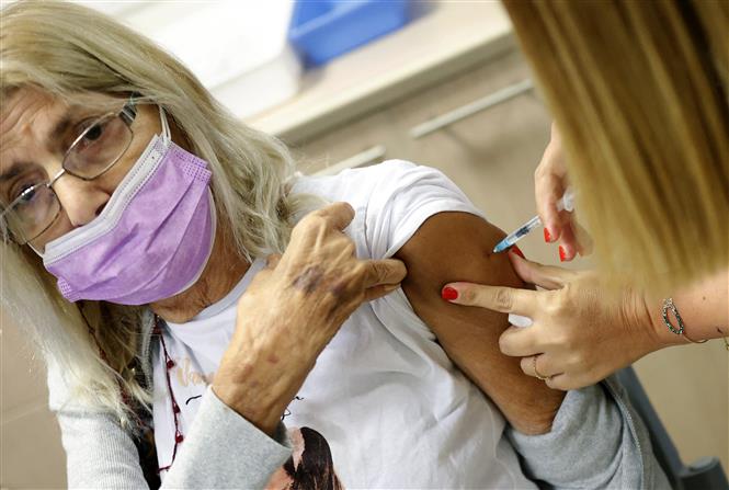 Tiêm bổ sung mũi vaccine thứ 3 ngừa COVID-19 tại Tel Aviv, Israel. Ảnh: AFP/TTXVN