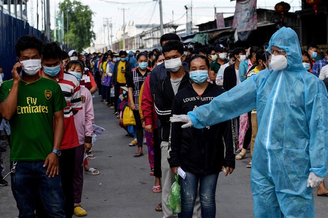 Người dân xếp hàng chờ được tiêm vaccine ngừa COVID-19 tại Phnom Penh, Campuchia. Ảnh: AFP/TTXVN