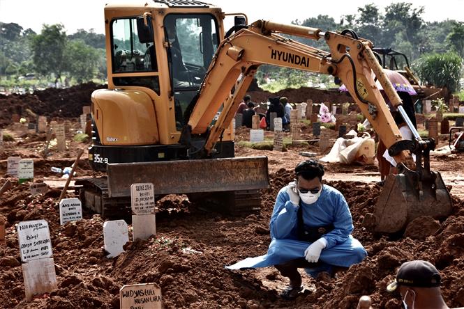 Chôn cất thi thể bệnh nhân tử vong do COVID-19 tại Bekasi, Indonesia, ngày 8-8-2021. Ảnh: AFP/ TTXVN