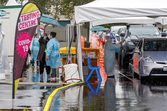  Nhân viên y tế lấy mẫu xét nghiệm COVID-19 cho người dân tại Auckland, New Zealand, ngày 15-2-2021. Ảnh: AFP/ TTXVN